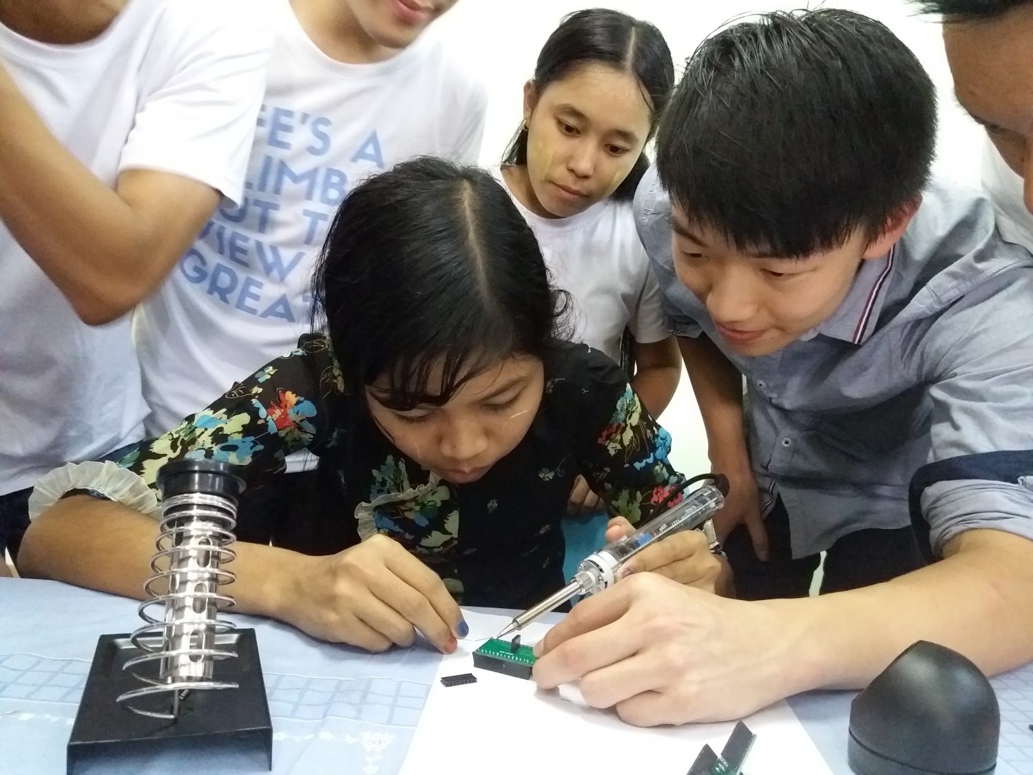 02.7 HKU Enginnering students teaching DU science students soldering ...